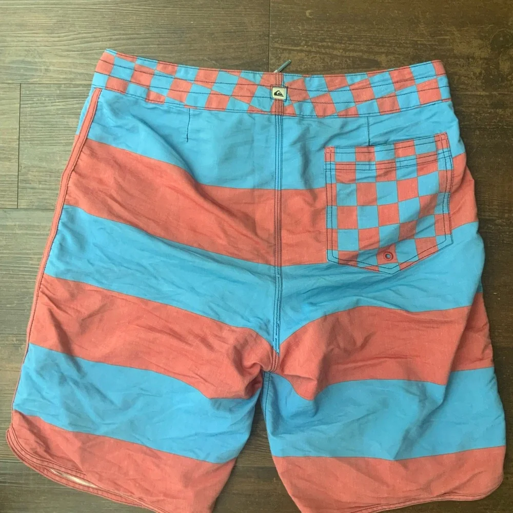Men's Quiksilver Board Shorts Red And Blue Stripes Checkered Size 30 - Picture 7 of 12